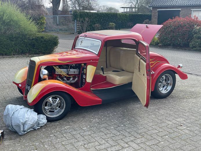 De Ford in Goor die vlam vatte. De brandweer kon snel ingrijpen.