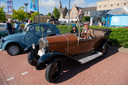 Han en Ineke Willeboordse trekken heel wat bekijks met hun Peugeot uit  1923.