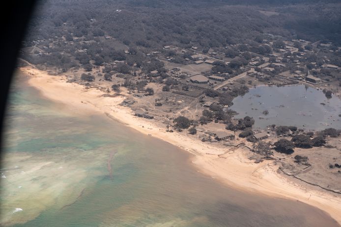 Luchtbeeld van de hevige asregen in een gebied van Tonga.