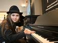 Noah De Valck won dankzij de NMBS-pianowedstrijd een Doutreligne Etude piano.