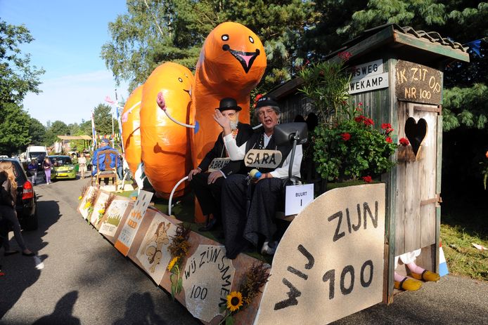 Tijdens de optocht in 2012 draaide letterlijk alles om het getal honderd in Wenum en in Wiesel.
