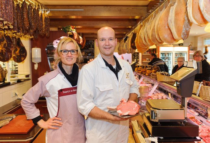 Herman ter Weele en zijn vrouw Ike in hun beroemde slagerij in Oene.