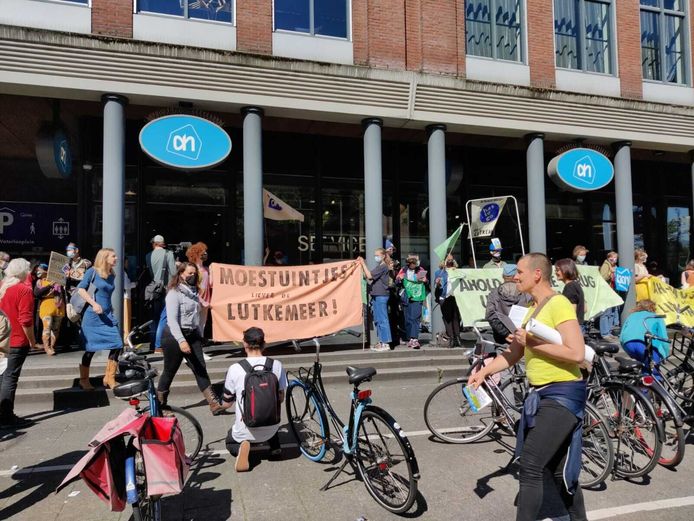 Klimaatactivisten van Behoud Lutkemeer protesteren voor een Albert Heijn.