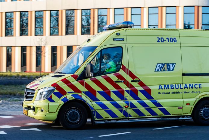 Een ambulance arriveert bij het Amphia Ziekenhuis van Breda.