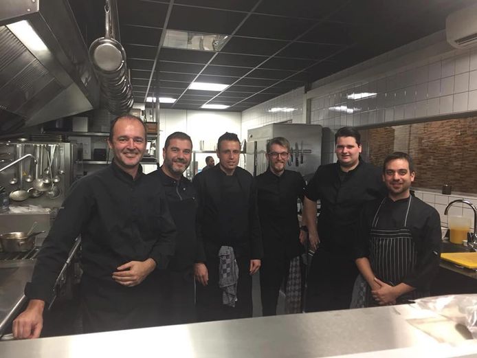 Kristof Coppens (uiterst links) met naast hem Mengos Argiris en Spiros Xytiris, Jens Verbeken, Roel Vandekerkhove en Fragiskos Dandoulakis.
