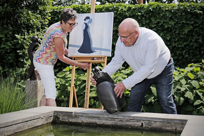 De jubileum kunstroute van Beeldend Berghem doet o.a. de tuin van kunstenaar Jan Voet (rechts) aan, hier samen met Annelies Erkelens.