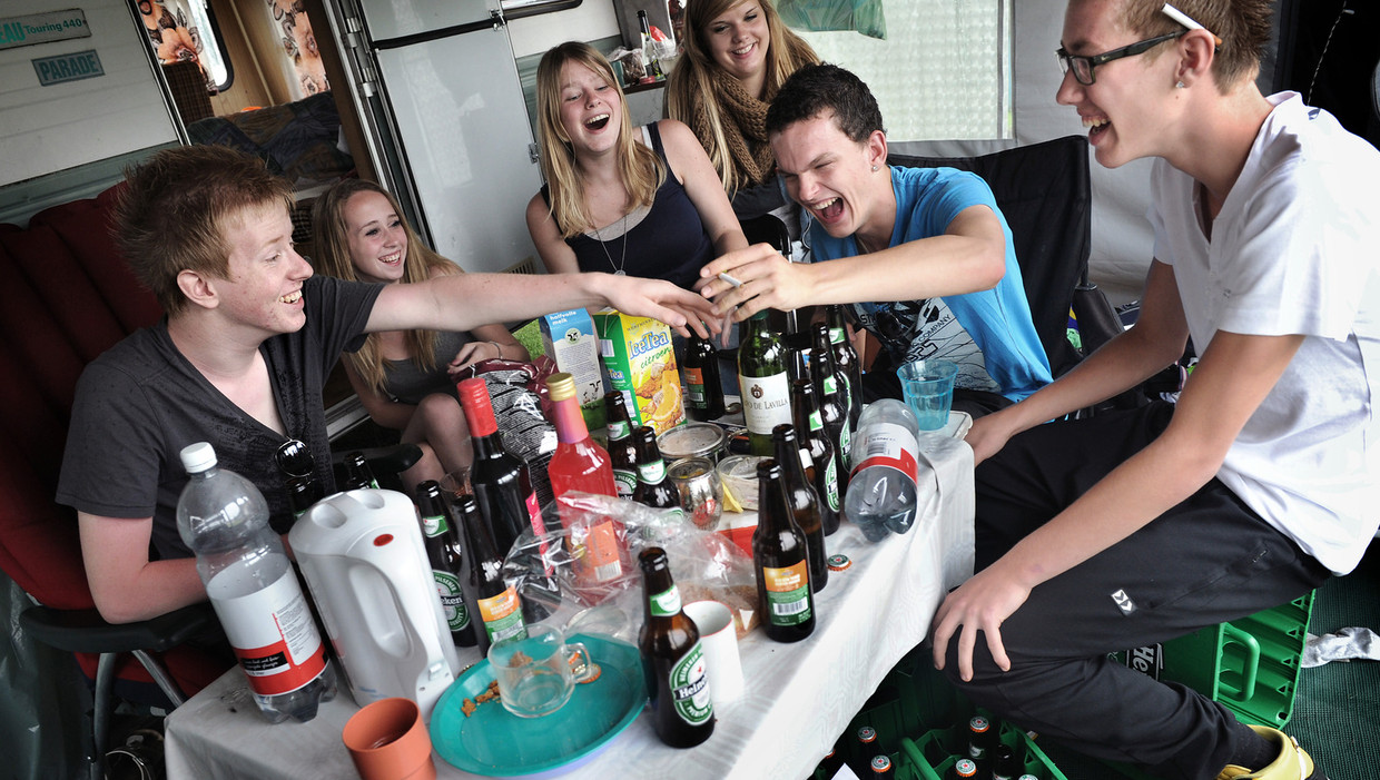 Jongeren aan de drank op een camping in Zeewolde. Beeld Marcel van den Bergh / de Volkskrant