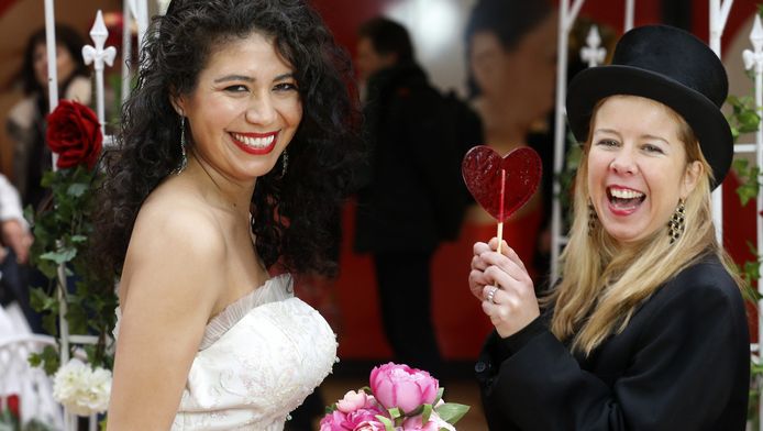 Natalia Garcia (L) en Maria Ozzyr tijdens de ceremonie.