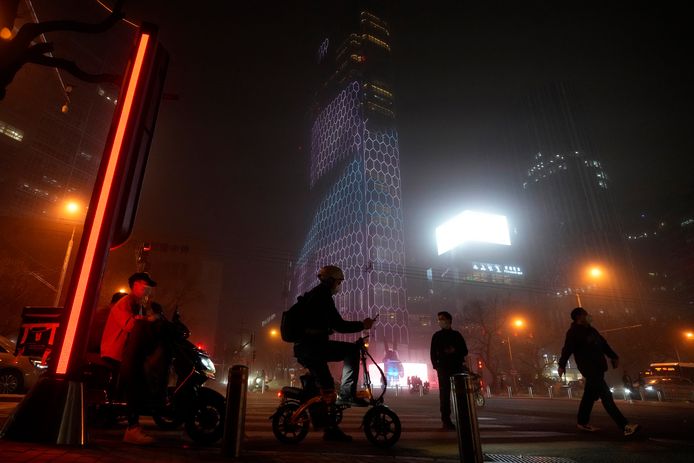 Troebel zicht en windstoten door de zandstorm in Peking.
