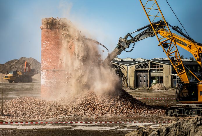 De oude schoorsteen van de al eerder gesloopte suikerfabriek in Puttershoek is nu ook helemaal tegen de vlakte gegaan.