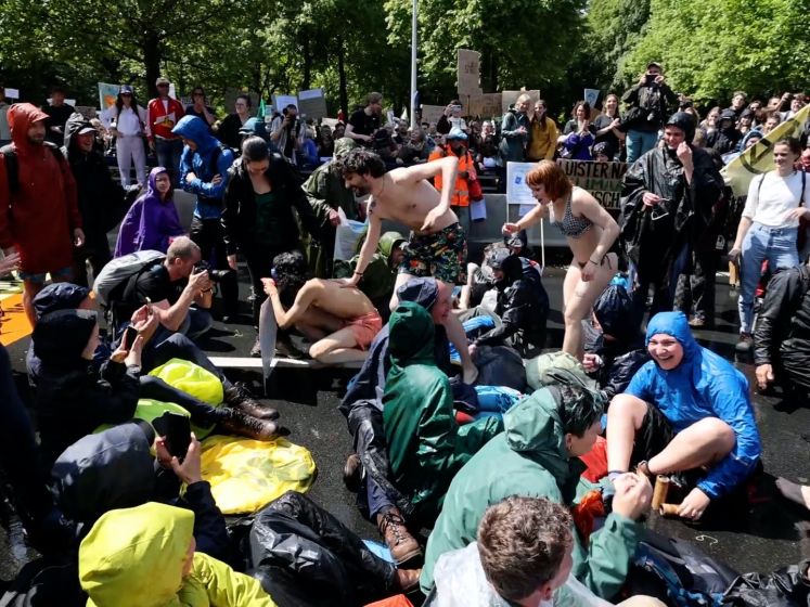 Klimaatactivisten ‘genieten’ van waterkanon op A12 Den Haag