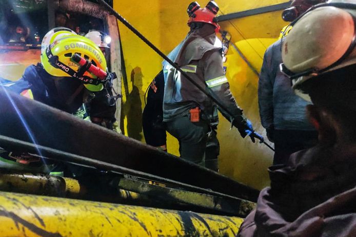 Reddingswerkers na de ontploffing in een steenkoolmijn in het departement Cundinamarca, Colombia.