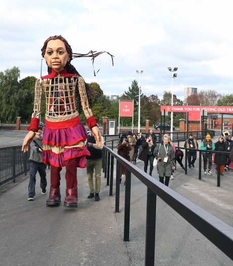 Drieënhalve meter hoge reus op weg naar Den Haag om aandacht te vragen voor vluchtelingen