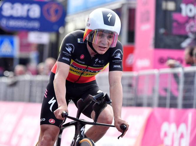 Remco Evenepoel slaat dubbelslag na secondespel in tijdrit Giro: ‘Ik startte veel te snel’