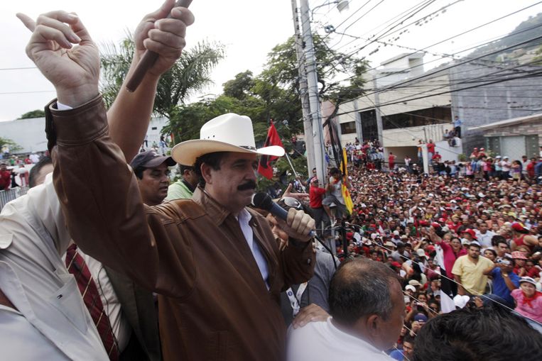 Manuel Zelaya groet zijn aanhangers binnen de Braziliaanse ambassade in de Hondurese hoofdstad Tegucigalpa (Reuters) Beeld 