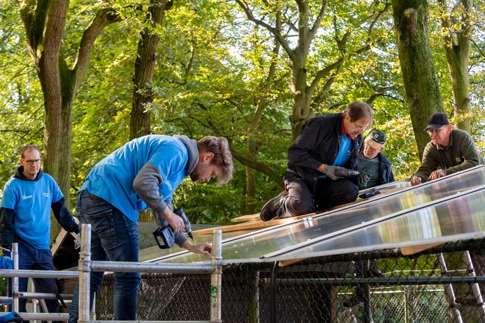 Op Hertenkamp De Beek op Landgoed De Beek voorzien vrijwilligers van SABIC de vogelkooien van een permanente dakconstructie.