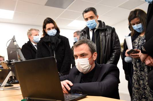 De Franse minister van Volksgezondheid Olivier Veran nam in Metz deel aan een videoconferentie.