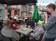 Het uitgebreide terras van café In Den Keizer in de Burchtstraat in Ninove.