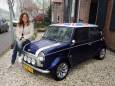 Dorien (51) rijdt sinds haar rijbewijs al in oude Mini's: ‘Als ik 100 rijd, zie je anderen denken: wat ga jij hard!’