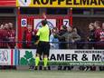 Scheidsrechter Mitchell van Laar geeft vlak na de wedstrijd drie rode kaarten aan de spelers van de club uit Didam.