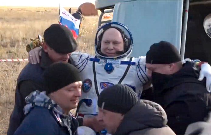 Le cosmonote Oleg Artemyev après l'atterrissage du module de descente Soyouz.