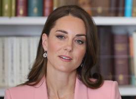 Kate Middleton schittert in poederroze pak tijdens werkbezoek 