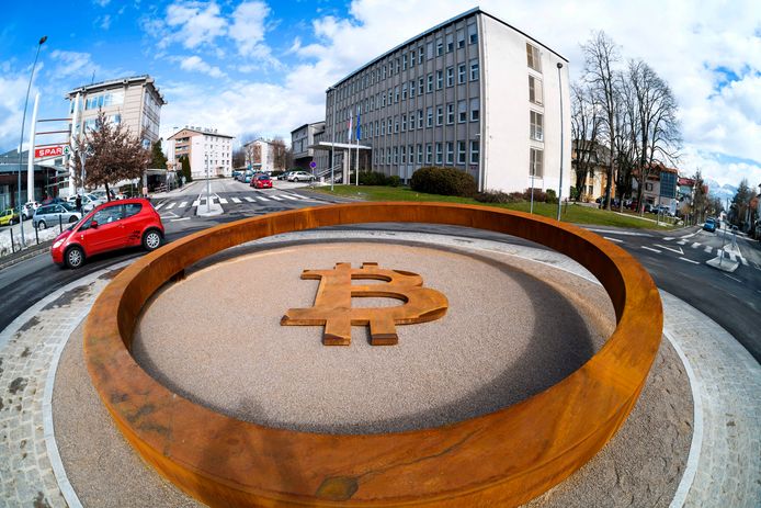 's Werelds eerste blockchain-monument ter ondersteuning van cryptovaluta staat in het centrum van Kranj in Slovenië. Foto Jure Makovec