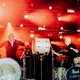 Drummers van Triggerfinger en Golden Earring vinden elkaar in Sloper: ‘Zo blij als een kind om met hem te spelen’