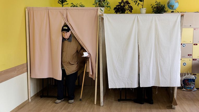 Een kiezer staat in een stemhokje in een Russische school in Sofia. Beeld Daniel Rosenthal / de Volkskrant