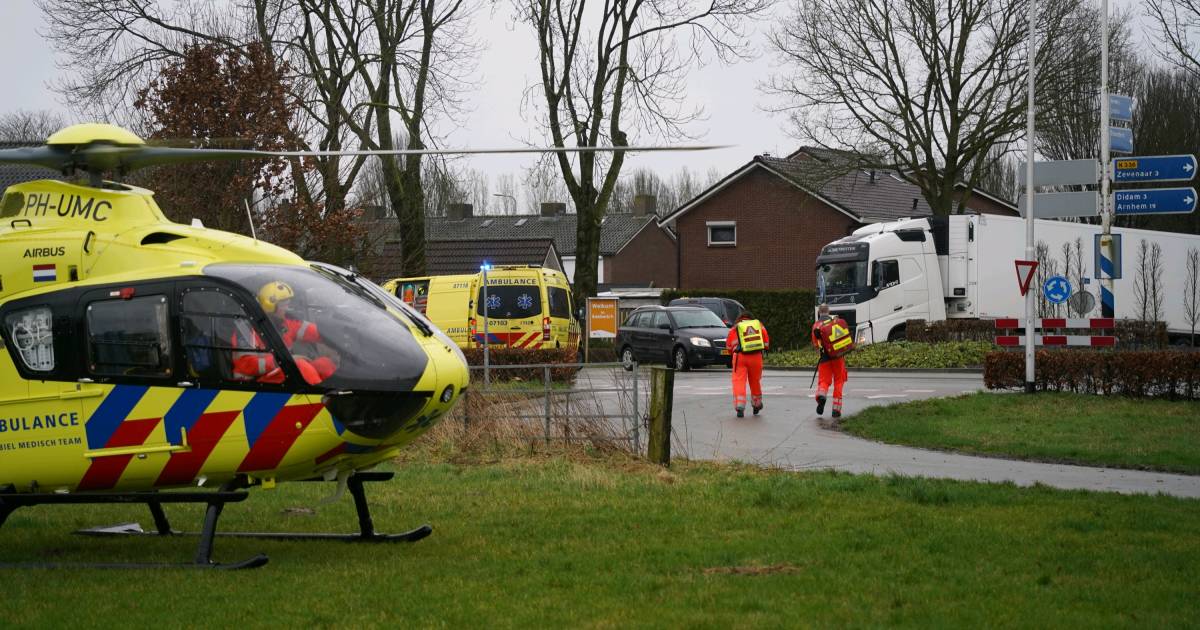 Vrouw (20) uit Babberich zwaargewond overgebracht naar ziekenhuis na aanrijding met vrachtwagen