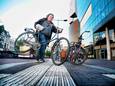 Sjoerd de Boer ruimt bijna elke vrijdagavond fietsen op die in de binnenstad van Utrecht op de blindengeleidestrook staan. ,,Sommigen noemen mij een Don Quichot.”