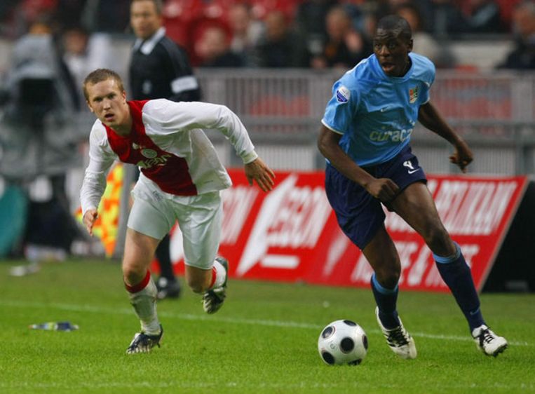 Rasmus Lindgren (links) van Ajax in duel met NEC-speler Dominique Kivuvu. Foto ANP/Marcel Antonisse Beeld 