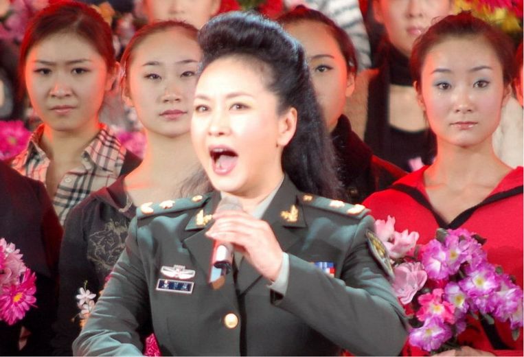 ‘Peng Liyuan, een operazangeres, speelt een hoofdrol in Xi's ideaal van het kerngezin, geïnspireerd door de American dream.’ Beeld Getty
