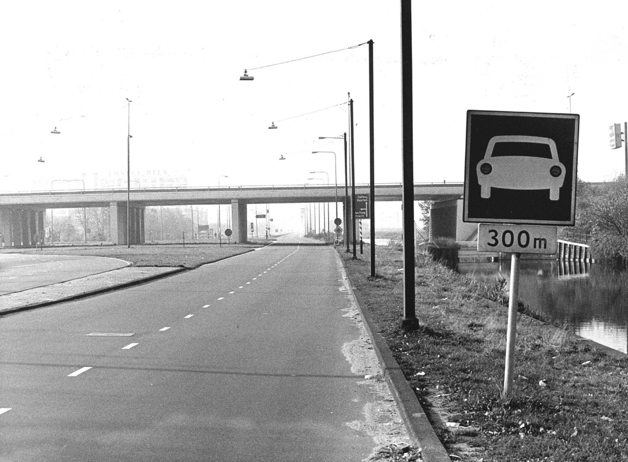 Geen verkeer op de weg tijdens de autoloze zondag van 4 november 1973.