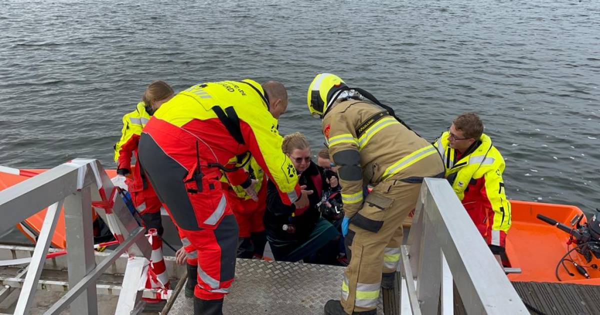 65 man 'gered' van partyschip tijdens grote oefening op Lithse Ham - De Gelderlander