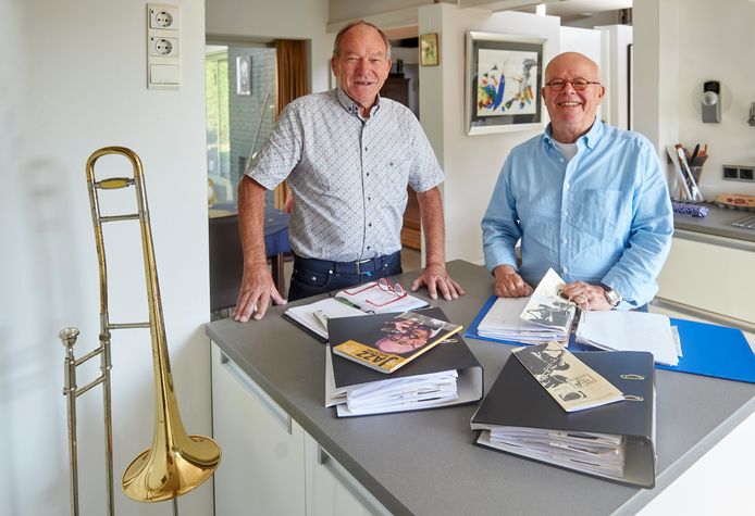 Jazz Club Mardi Gras in Oss stopt na 70 jaar jaar. De laatste bestuursleden Pieter van Dongen (links) en Paul van Mook kunnen toch nog glimlachen. Ze halen samen mooie herinneringen op uit de rijke geschiedenis van de vereniging.