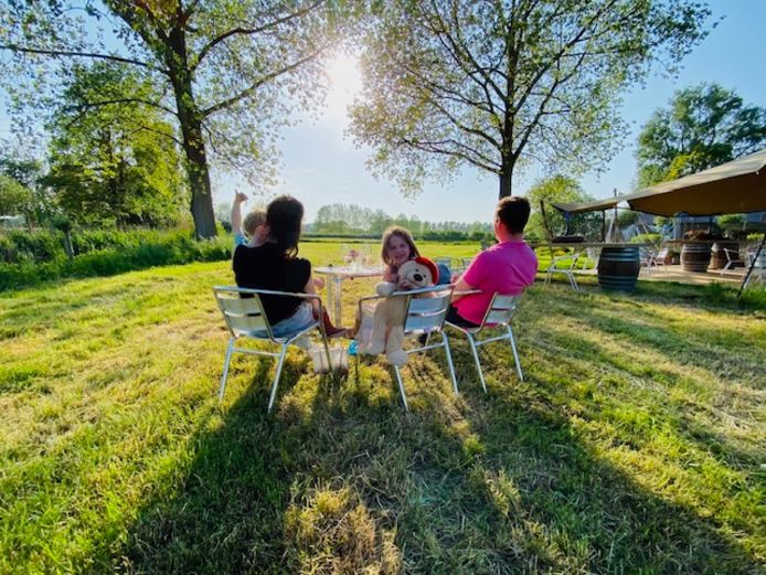 net-open-genieten-tussen-de-bloemen-natalie-opent-zomerbar-fleurs