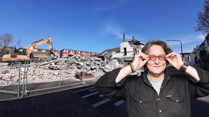 De sloop van de oude Van Damme garage aan het Kromhout in Dordrecht is in volle gang. Op de achtergrond is de DMI-toren te zien.