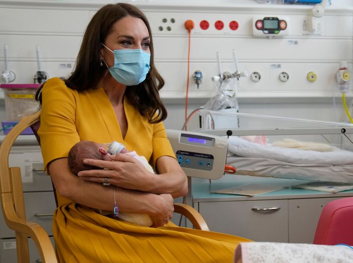 Kate Middleton, prinses van Wales, tijdens haar bezoek aan het Royal Surrey County Hospital in Guildford, Verenigd Koninkrijk.