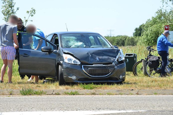 Op de kruising van de Strijpenseweg en de Zevenbergseweg in Etten-Leur zijn zondagmiddag twee auto's op elkaar gebotst.