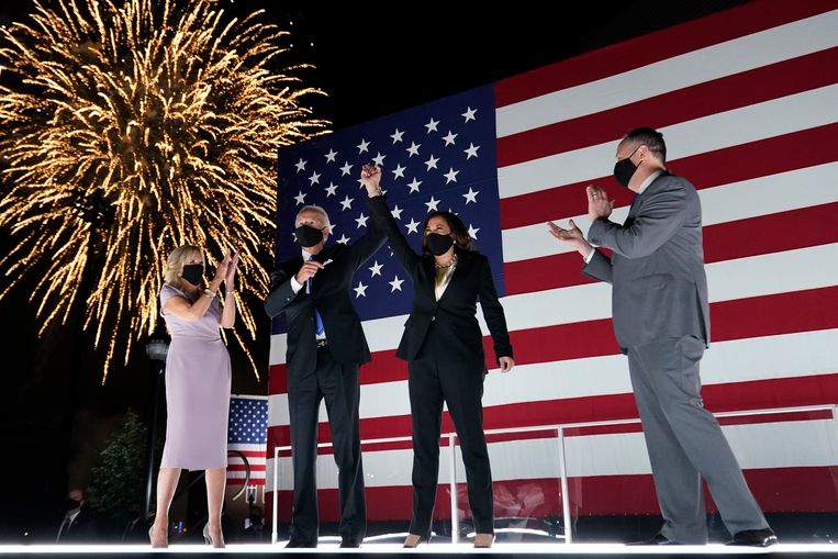 Biden, zijn vrouw Jill en Bidens running mate Kamala Harris en haar man Doug Emhoff aan het met vuurwerk gepaard gaande slot van de Democratische Conventie. Beeld AP