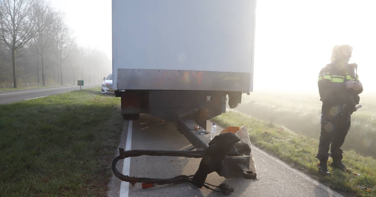 Brommerrijder gewond door klap tegen aanhanger in Oploo: man die fietspad blokkeerde betuigt spijt -