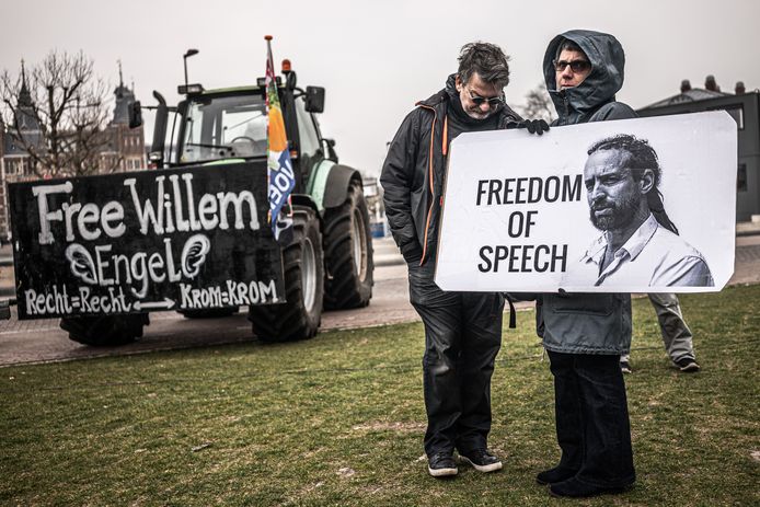 Demonstratie op het Museumplein, 20 maart, tegen de aanhouding eerder die week van Willem Engel, voorman van Viruswaarheid.