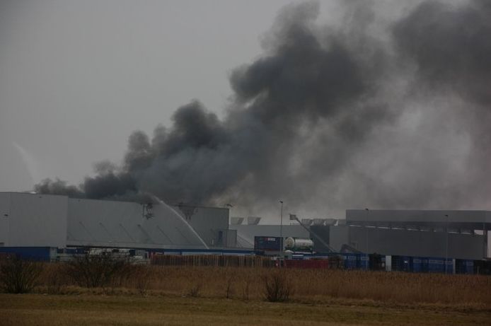 De brand op Moerdijk ging gepaard met veel rook. Foto Kevin Vervoort/het fotoburo
