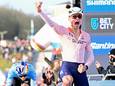 Mathieu van der Poel sacré champion du monde de cyclocross pour la cinquième fois, Wout van Aert deuxième