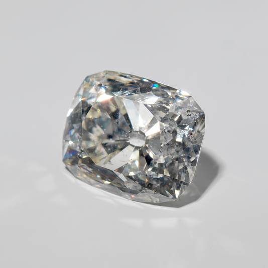 De diamant van Banjarmasin, ooit eigendom van de sultan. Maar Nederland hief het sultanaat in het huidige Indonesië op en stuurde de diamant van de sultan naar Nederland.