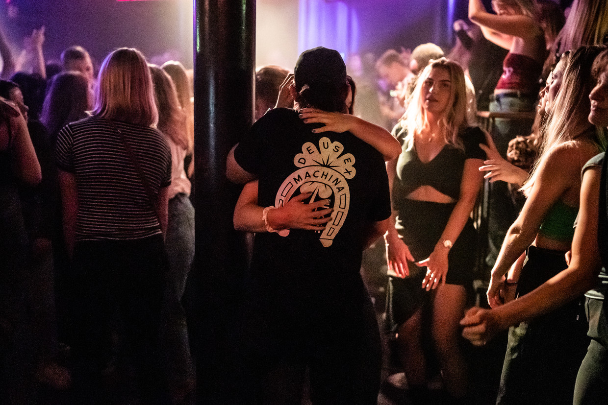 Uit in club Bitterzoet in Amsterdam, op de eerste avond dat het weer mag. Beeld Joris van Gennip