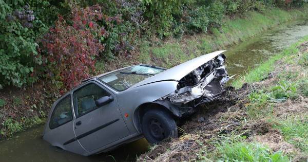 Auto in sloot, inzittende gewond op N327