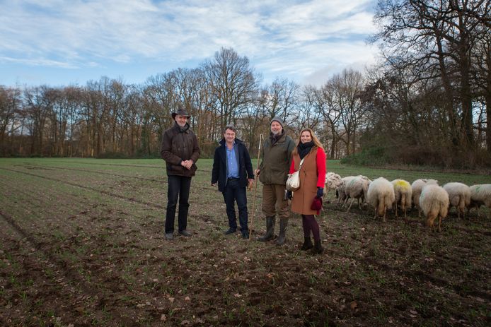 Jaap Meijer, Marcel van Silfhout, schaapsherder Clemens Oude Groeniger en projectleider Mirte van der Linden op het Wageningse Westbergveld.