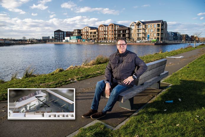 Bram van Grasstek bij de vijver waar het kunstwerk moet komen in Veenendaal-Oost. Inzet: een maquette van het kunstwerk.